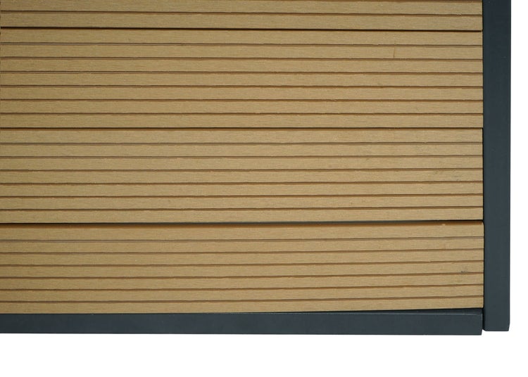 Detailansicht eines braunen Paneels aus Holz-Kunststoff-Verbundwerkstoff mit geriffelter Oberfläche in einem anthrazitfarbenen Rahmen.