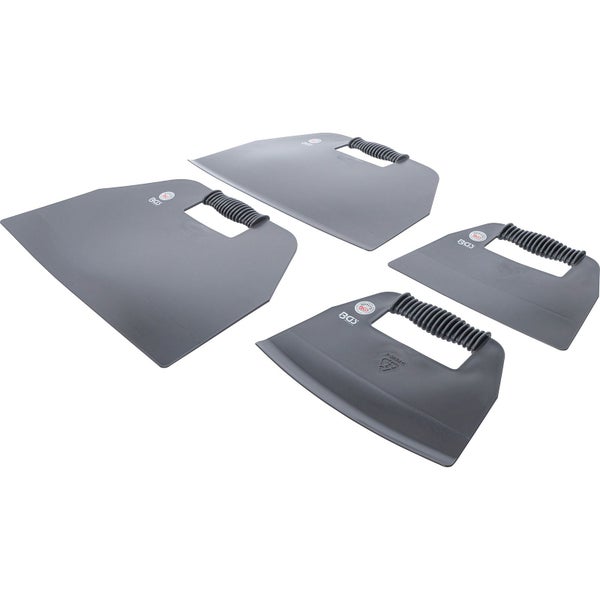 Vier Kunststoffspachtel mit Griff