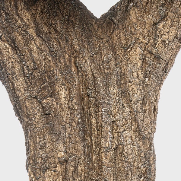 Künstliche Eiche mit naturgetreuem Stamm und grünen Blättern auf einem quadratischen Sockel.