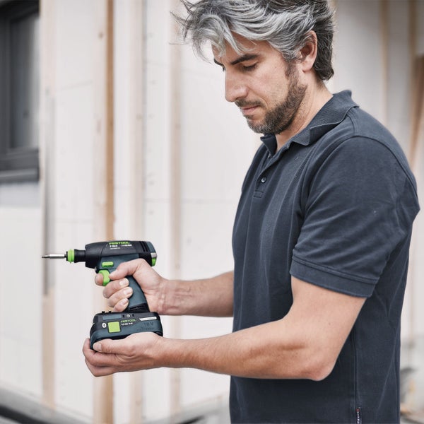 Mann mit Festool Akku-Bohrschrauber beim Akkuwechsel