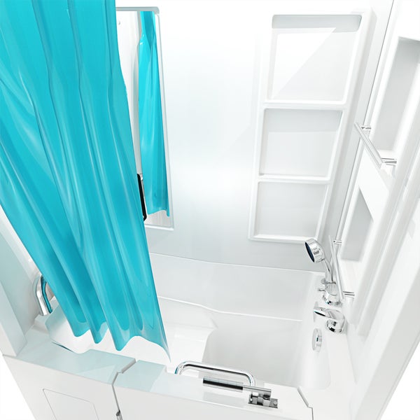 Weiße Sitzbadewanne mit Tür, türkisem Duschvorhang, Handbrause und Haltegriffen.