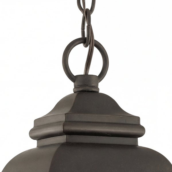 Detail einer Pendelleuchte mit Kettenaufhängung