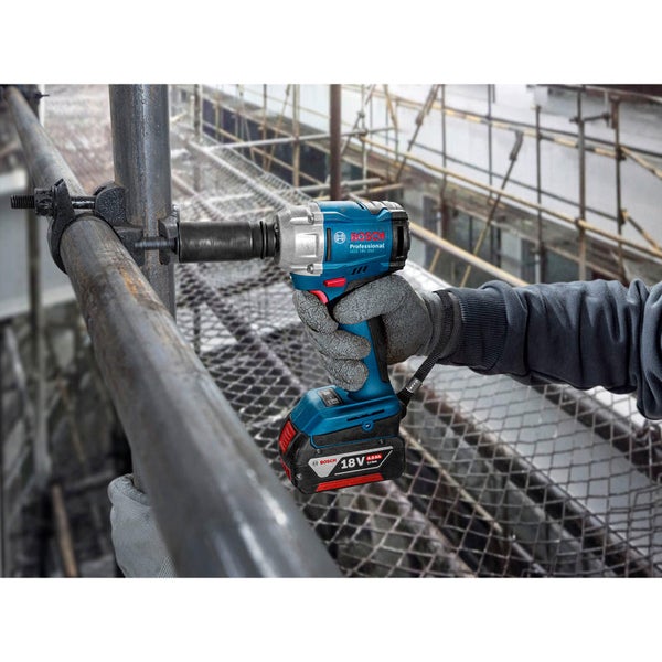 Bosch Professional Akku-Drehschlagschrauber beim Anziehen einer Schraube an einem Gerüst