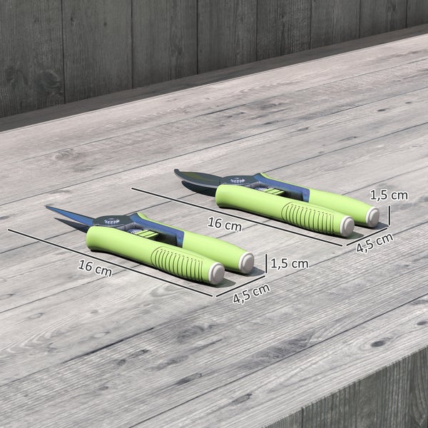 Zwei Gartenscheren mit Massangaben liegen auf einem Holztisch.