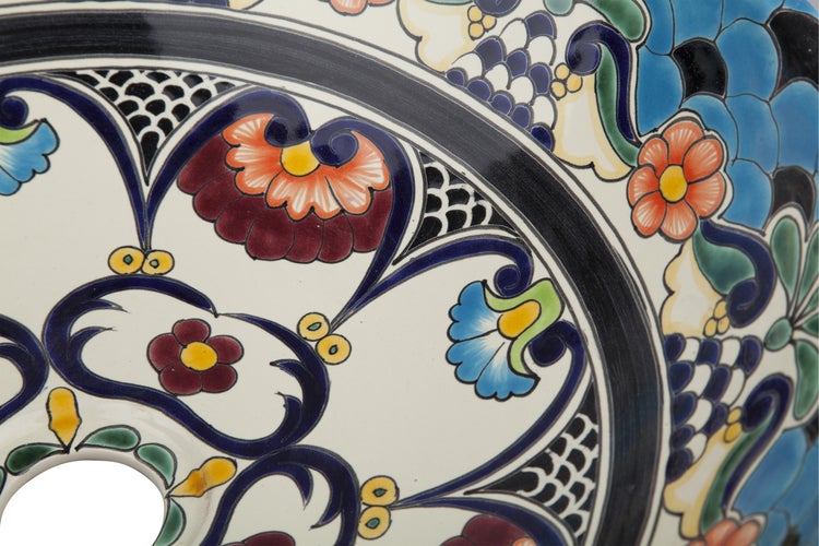 Detailansicht eines bemalten Waschbeckens mit floralen Motiven