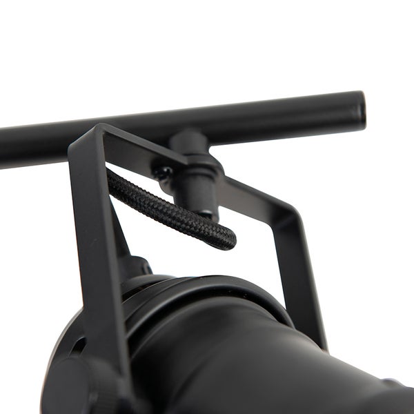 Detailaufnahme einer schwarzen Strahlerleuchte mit Metallelementen.