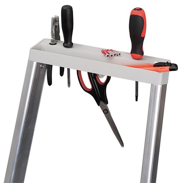 Leiter mit Werkzeugablage, Schraubendrehern, Dübeln, Cutter und Schere