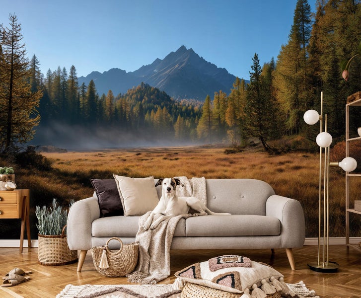 Wohnzimmer mit Sofa, Zierkissen, Decke, Stehlampe und Fototapete mit Berglandschaft