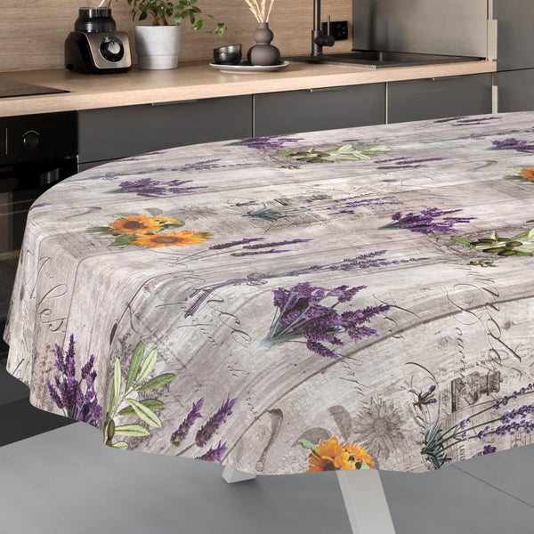 Ovale Wachstuch-Tischdecke in Holzoptik mit Lavendel, Sonnenblumen und Olivenzweigen auf einem Küchentisch.