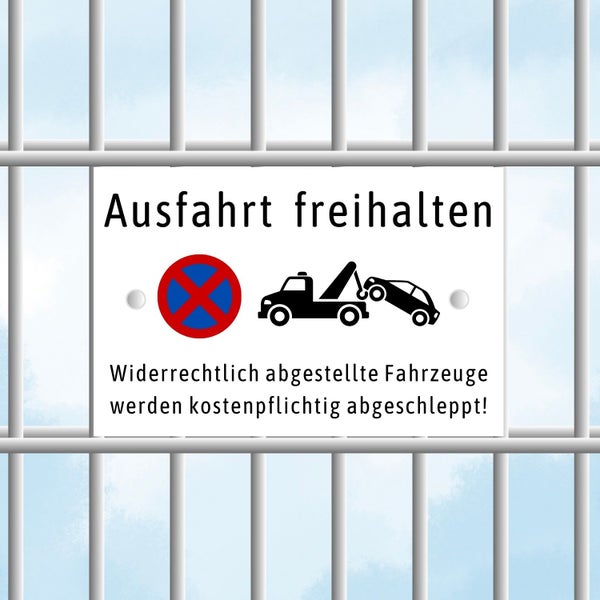 Schild mit der Aufschrift Ausfahrt freihalten und dem Hinweis, dass widerrechtlich abgestellte Fahrzeuge kostenpflichtig abgeschleppt werden