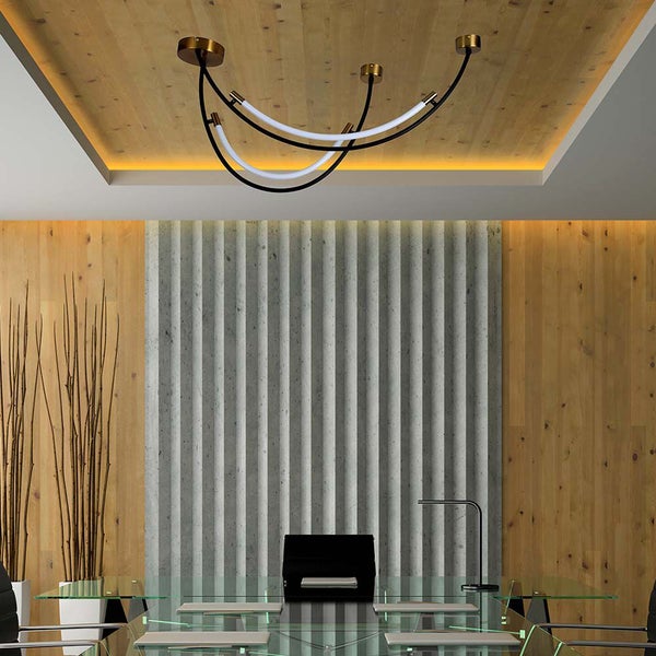 Innenraum mit einem Konferenztisch, einer Zimmerdecke mit indirekter Beleuchtung und einer Hängelampe.