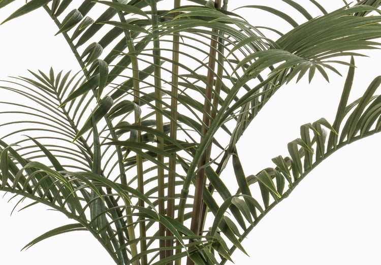 Detail einer künstlichen Palme mit grünen Blättern und Stielen.