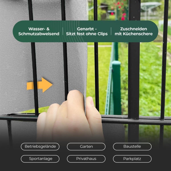 Detailaufnahme eines wasser- und schmutzabweisenden Zaunsichtschutzes, der ohne Clips hält und mit einer Küchenschere zugeschnitten werden kann. Geeignet für Betriebsgelände, Gärten, Baustellen, Sportanlagen, Privathäuser und Parkplätze.