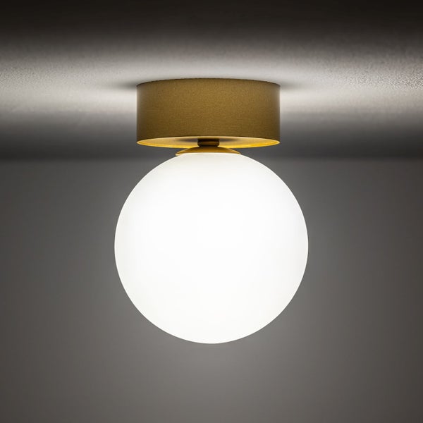 Deckenleuchte mit runder, weißer Glaskugel und zylinderförmiger Fassung
