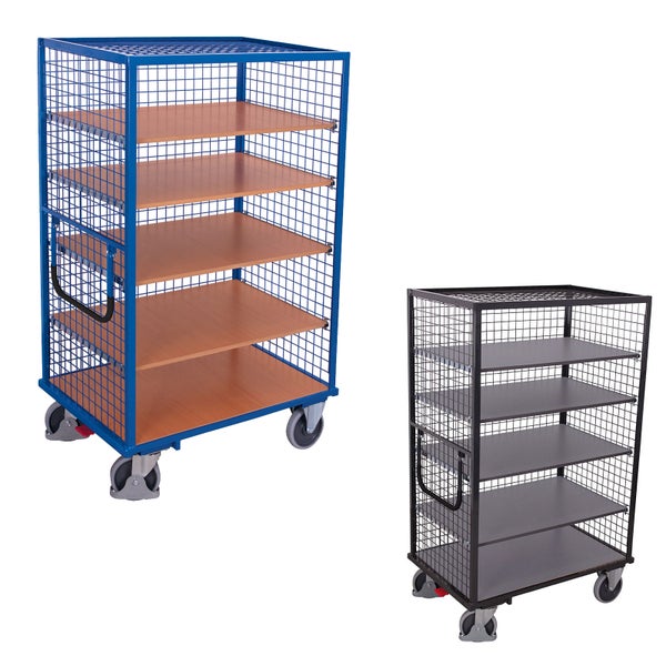 Zwei Etagenwagen mit Gitterwänden und fünf Böden, ein blauer Wagen mit Holzböden und ein schwarzer Wagen mit grauen Böden, auf Rollen.