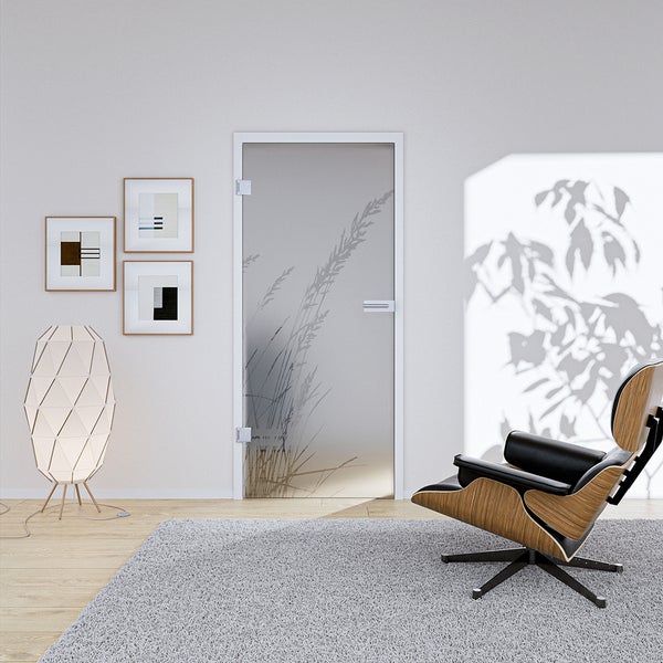 Ganzglastür mit Gräser-Motiv in einem hellen, modern eingerichteten Wohnzimmer mit Sessel und Stehlampe.