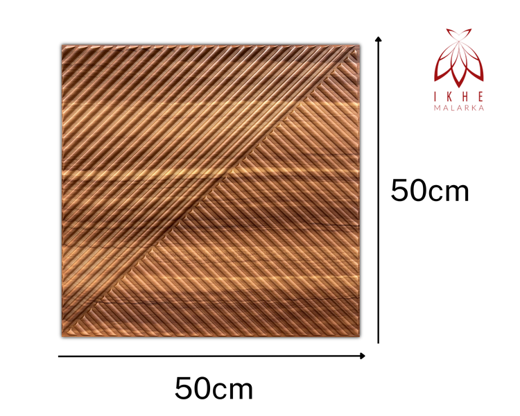 Quadratische Wandfliese aus Holz mit dreieckigem Muster und den Maßen 50 mal 50 Zentimeter