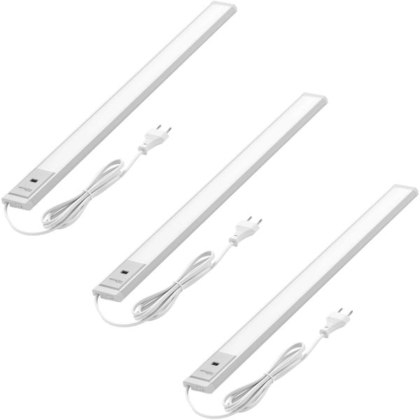 Set aus drei flachen LED-Unterbauleuchten in Silber mit Netzstecker und Schalter von oktaplex lighting.