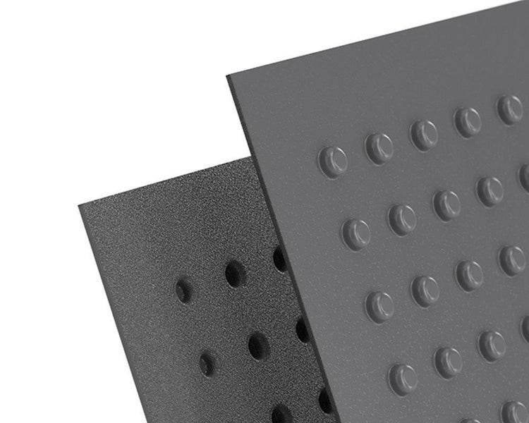 Detailansicht einer dunkelgrauen Lochwand aus Metall für die Werkzeugaufbewahrung mit runden Lochungen.