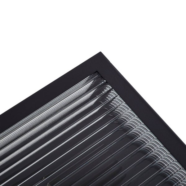 Detailansicht einer Wandlampe mit geriffeltem Klarglas und schwarzem Metallrahmen.