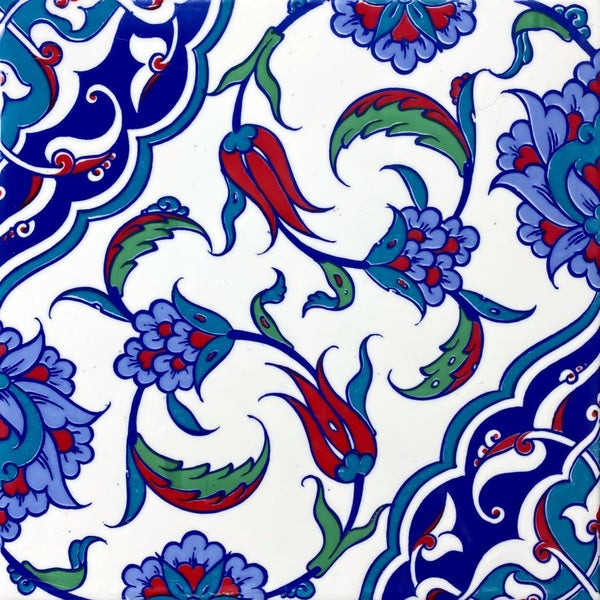 Fliesenmuster mit floralem Dekor