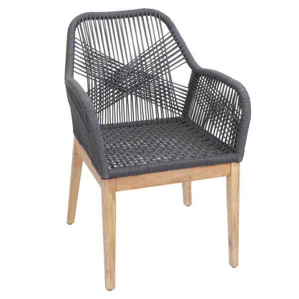 Geflochtener grauer Sessel mit Armlehne und Holzbeinen