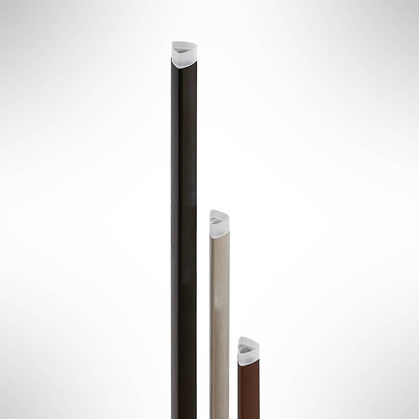 Dreiecksprofile in verschiedenen Holztönen mit transparenten Endkappen.