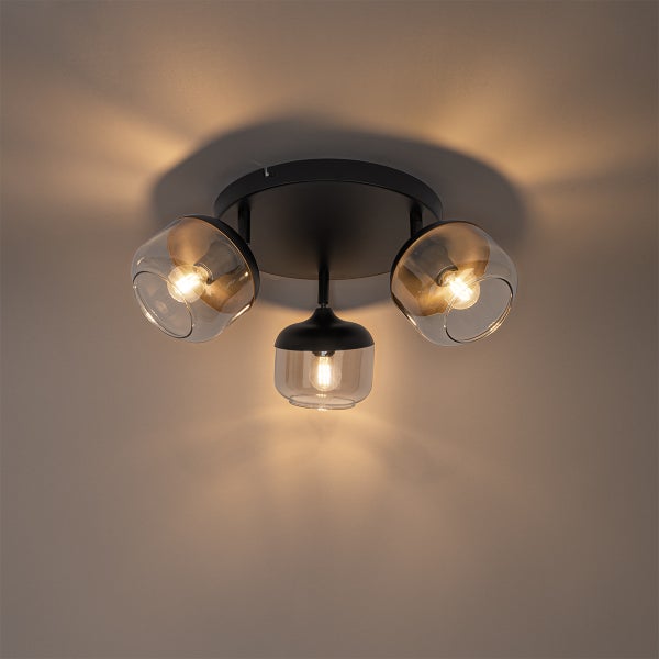 Moderne dreiflammige Deckenleuchte aus Metall mit runden Glasschirmen und sichtbaren Leuchtmitteln.