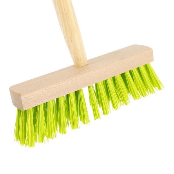 Straßenbesen mit Holzkörper, Holzstiel und grünen Kunststoffborsten