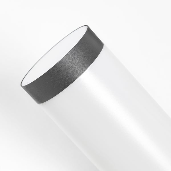 Detailansicht einer zylindrischen LED-Leuchte mit dunkelgrauem Zierring und weißem Diffusor.