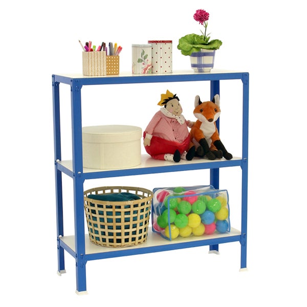Blaues Metallregal mit drei weißen Böden, bestückt mit Spielzeug, Aufbewahrungsboxen und einer Topfblume.