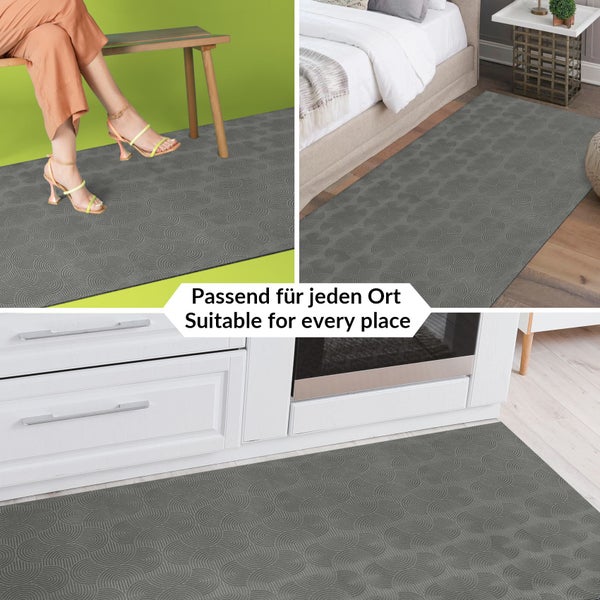 Grauer Teppich mit geometrischem Muster in verschiedenen Wohnbereichen