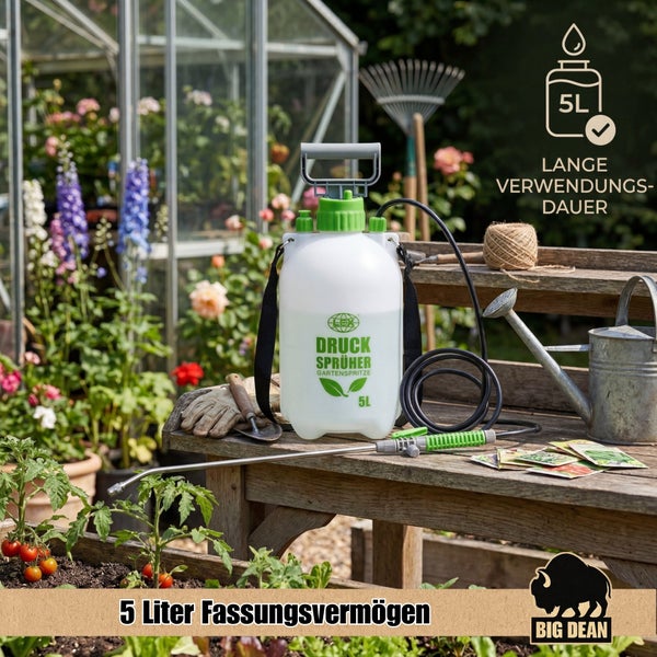 Drucksprüher mit 5 Liter Fassungsvermögen für die Gartenpflege auf einem Holztisch mit weiteren Gartenutensilien vor einem Gewächshaus.