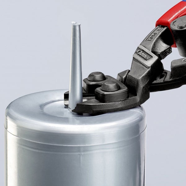 Weinregal aus Holz und Metall mit befüllten Weinflaschen