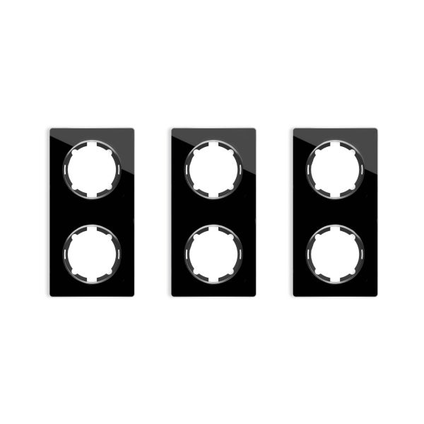 Drei doppelte Steckdosenrahmen zur Unterputzmontage für Elektroinstallationen.