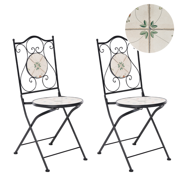 Zwei Klappstühle aus Metall im Bistro-Stil mit floralem Muster auf Sitzfläche und Rückenlehne und dekorativen Schnörkeln.