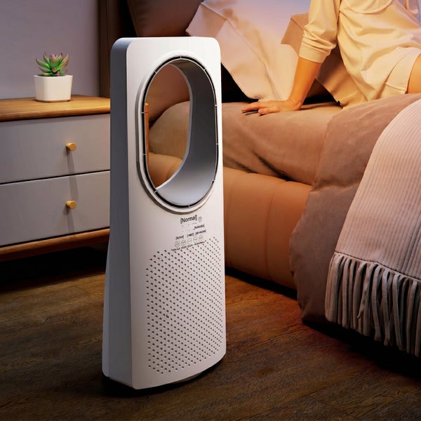 Blattloser Ventilator und Luftreiniger in einem Schlafzimmer neben einem Bett und einem hölzernen Nachttisch mit Pflanze.