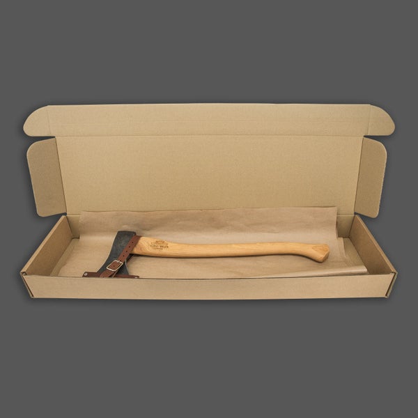 Helko Werk Axt mit Holzstiel in einem offenen braunen Karton