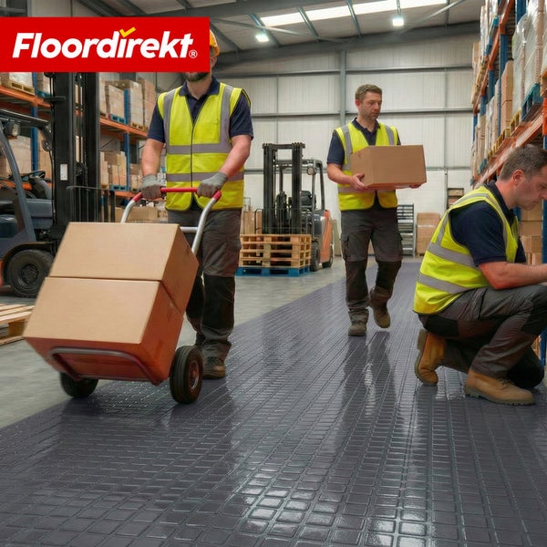 Szene einer Lagerhalle mit Mitarbeitern und einem grauen Bodenschutzsystem von Floordirekt