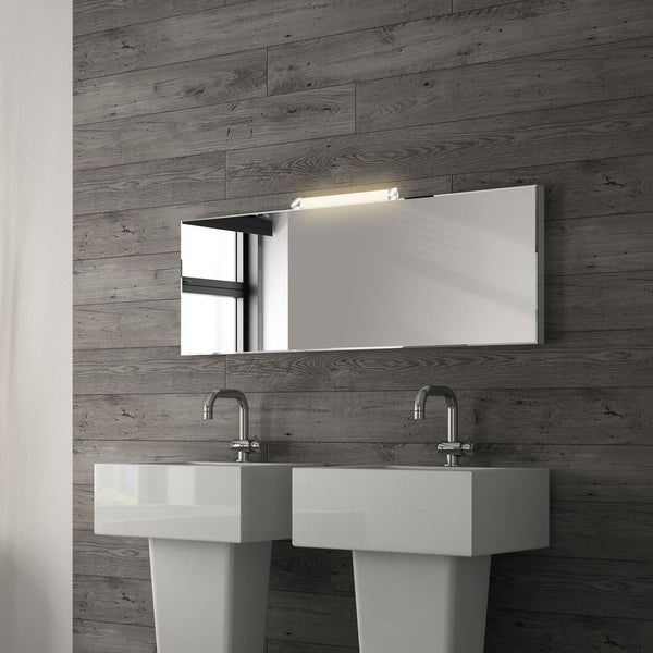 Modernes Bad mit großem Spiegel, LED-Leuchte, zwei weißen Säulenwaschbecken und verchromten Armaturen vor einer Wand in grauer Holzoptik.