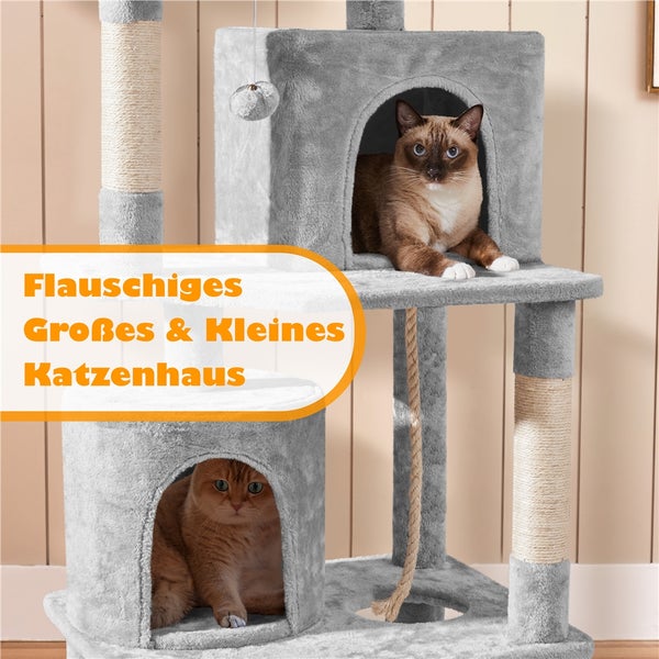 Grauer Kratzbaum mit zwei Katzenhäusern und zwei Katzen