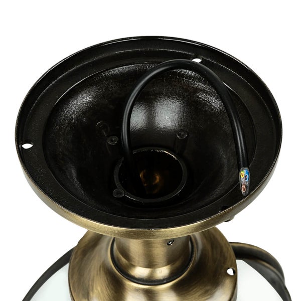 Innenansicht einer Deckenleuchte mit Kabeln