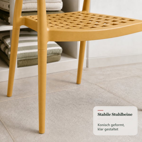 Detailansicht eines Kunststoffstuhls mit konisch geformten Stuhlbeinen und einer Sitzfläche mit quadratischem Lochmuster.