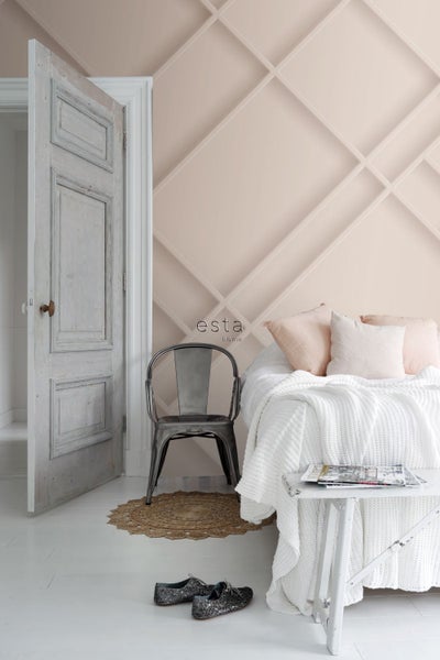 Schlafzimmer mit Bett, Stuhl und dekorativer Wandgestaltung