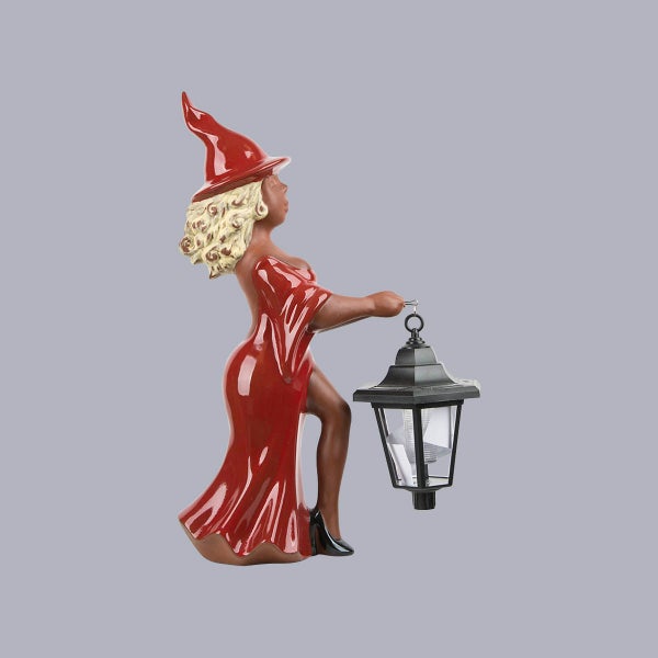 Gartenfigur Hexe mit Solarlaterne, stehende Dekofigur mit rotem Kleid und spitzem Hut