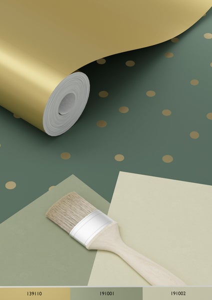 Tapetenrolle, Farbpinsel und Farbmuster zur Wandgestaltung