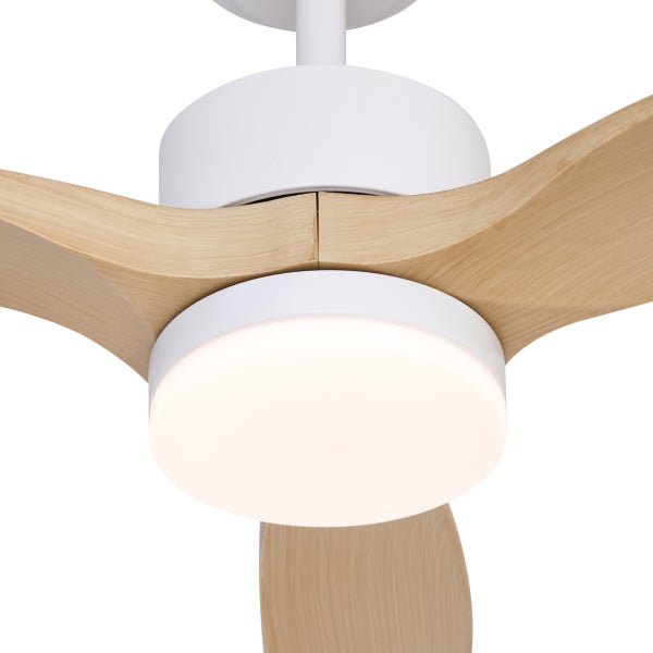 Moderner Deckenventilator mit Licht und drei Flügeln aus Holz.