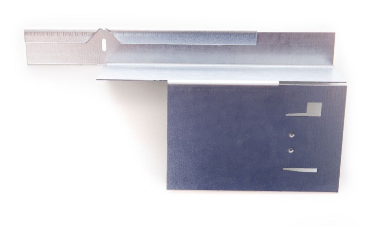 Metallwinkel mit Aussparungen für Befestigungszwecke