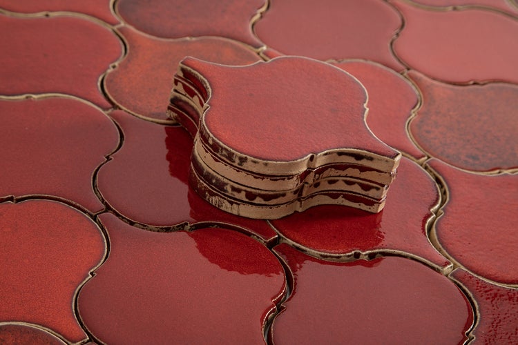Dekorative, rote Mosaikfliesen im orientalischen Stil.