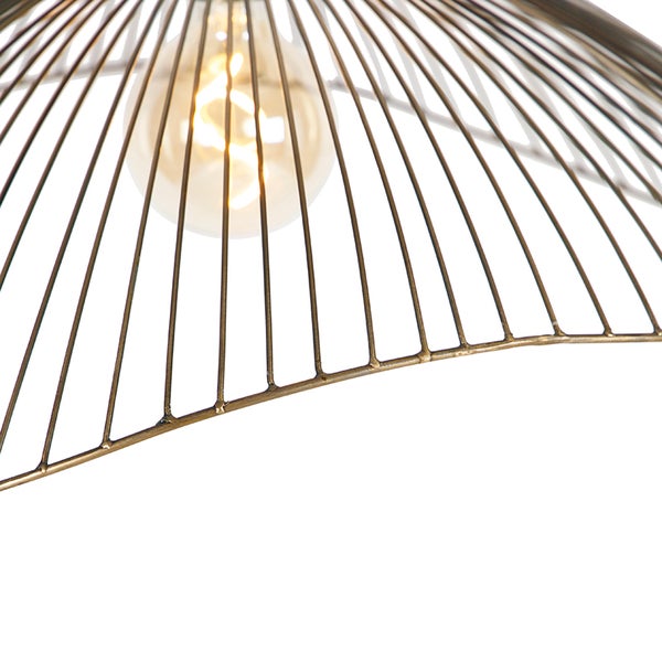 Detailansicht einer Pendelleuchte mit Drahtschirm und Glühbirne